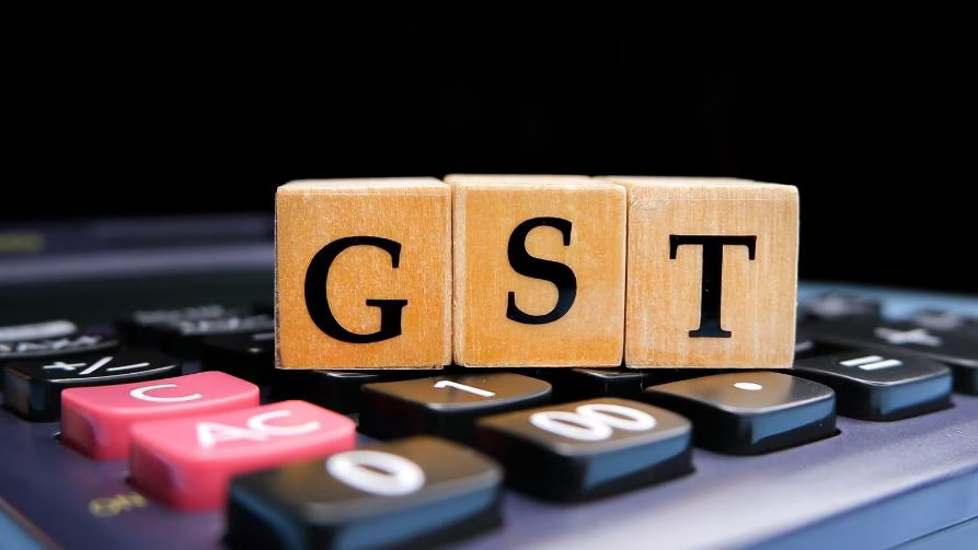 GST रेट में हो रही बड़े बदलाव की तैयारी, मौजूदा 4 से घटाकर 3 स्लैब की बनाई जा सकती है व्यवस्था